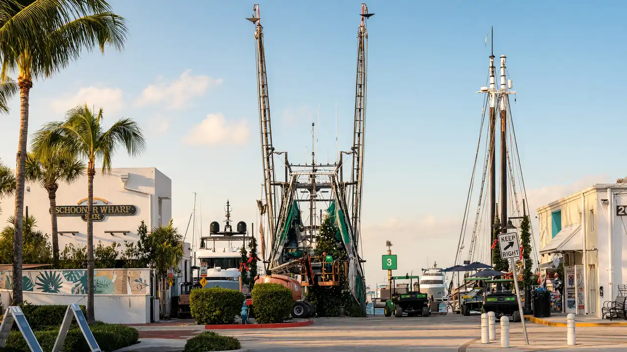 KI-Illustration: Boote im historischen Hafen von Key West