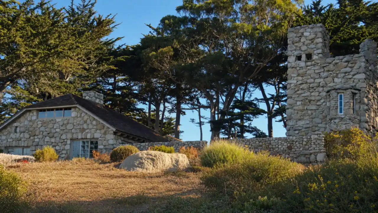 KI-Illustration: Tor House und Hawk Tower in Carmel