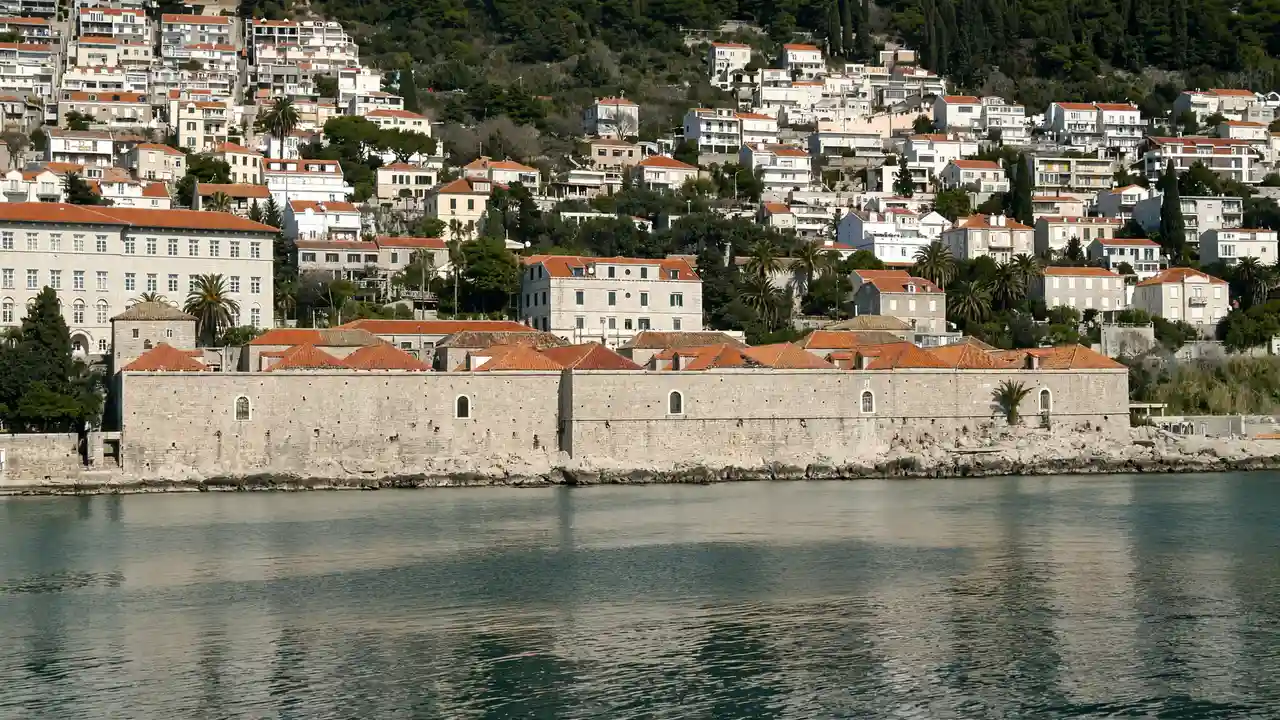 KI-Illustration: Lazareti-Gebäude am Wasser in Dubrovnik