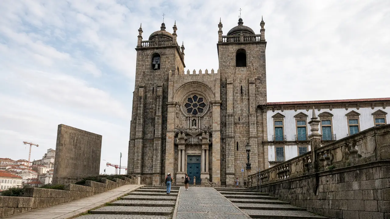 KI-Illustration: Kreuzgang der Kathedrale Sé in Porto von außen und ihre monumentale Steinfassade in der Altstadt