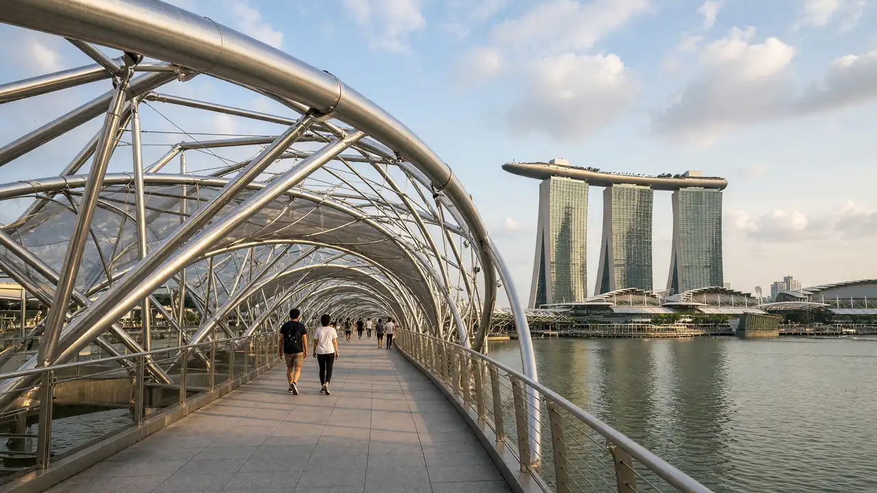 KI-Illustration: Helix Bridge und Marina Bay Sands in Singapur