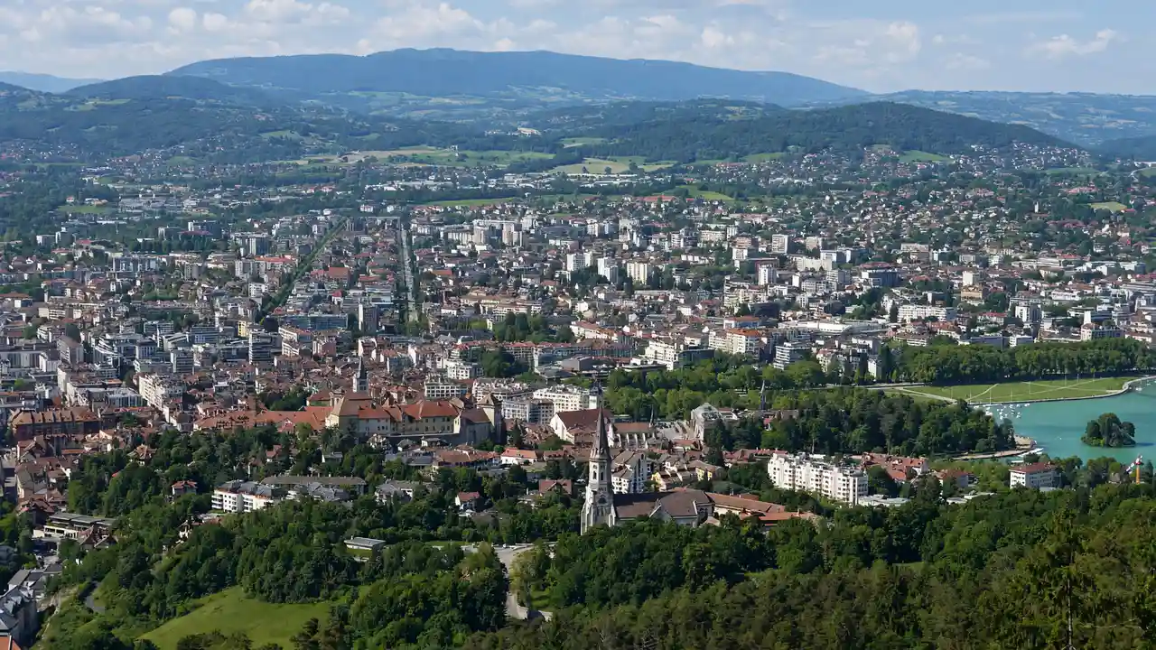 KI-Illustration von Annecy vom Aussichtspunkt Grande Jeanne