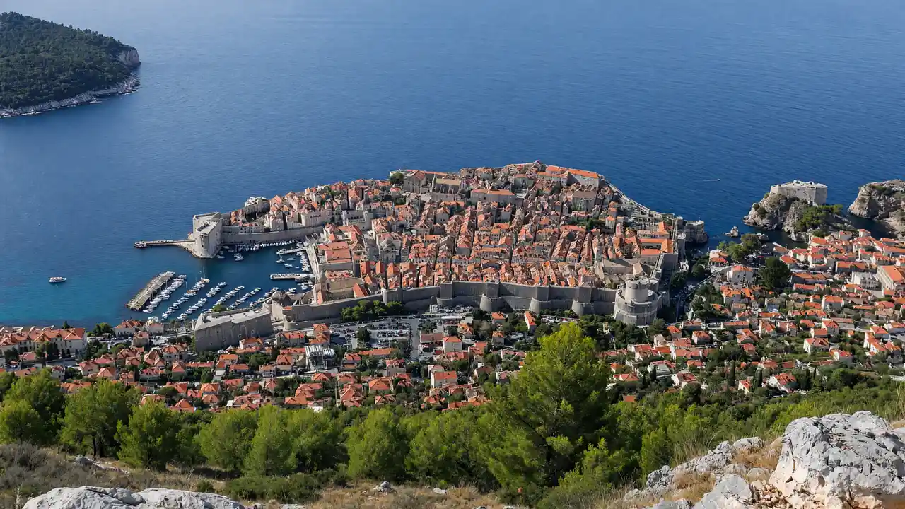 KI-Illustration von Dubrovnik vom Berg Srđ