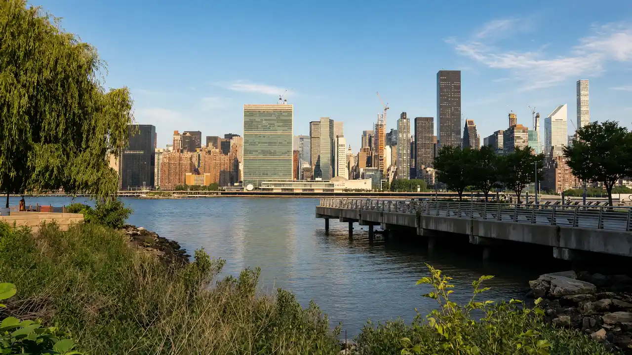 KI-Illustration: Gantry Plaza State Park und East River
