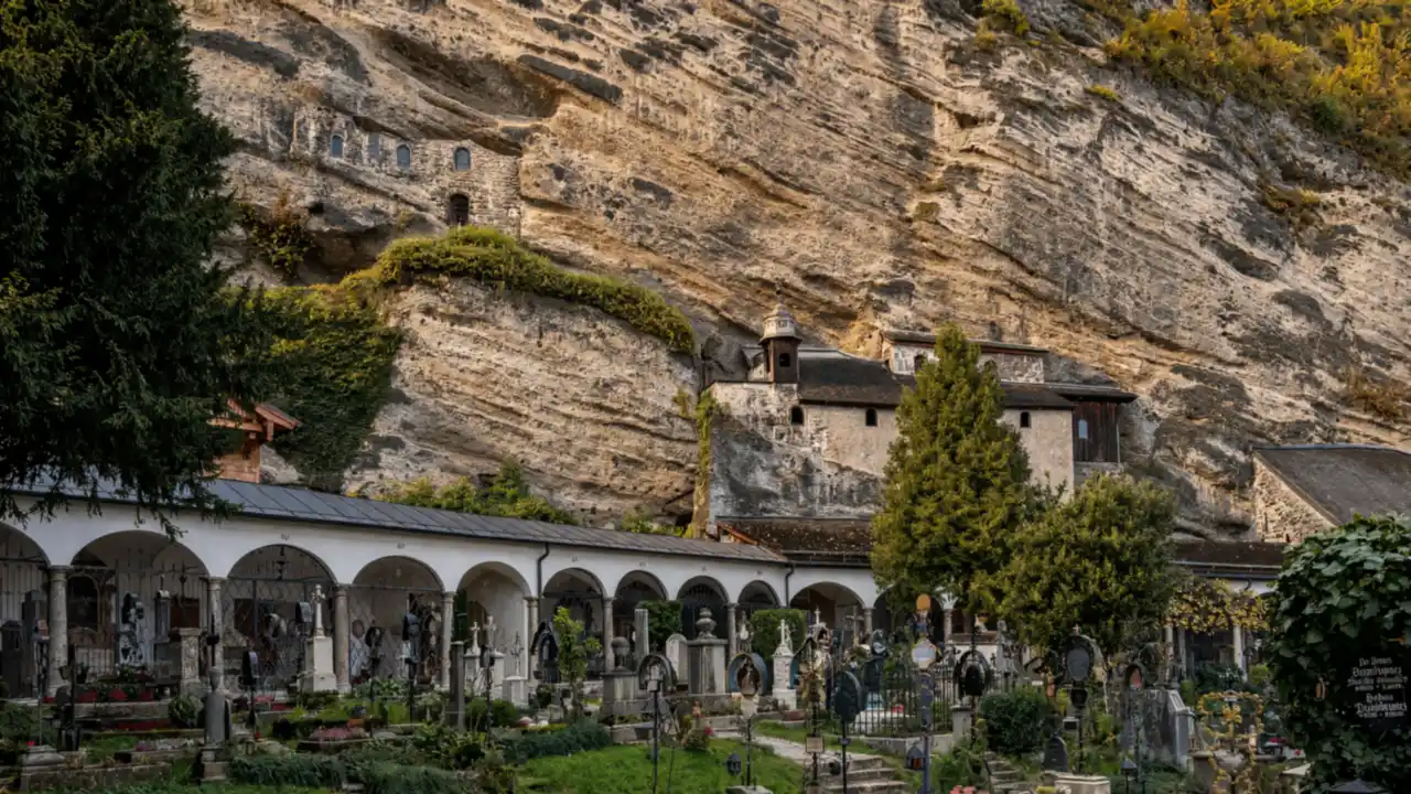 KI-Illustration: Petersfriedhof unter der Felswand in Salzburg