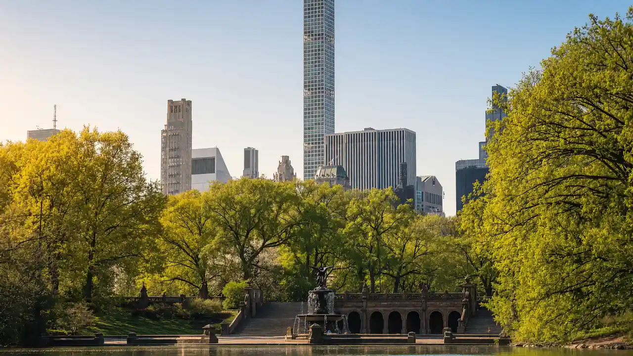 KI-Illustration: Bäume und Terrassen im Central Park