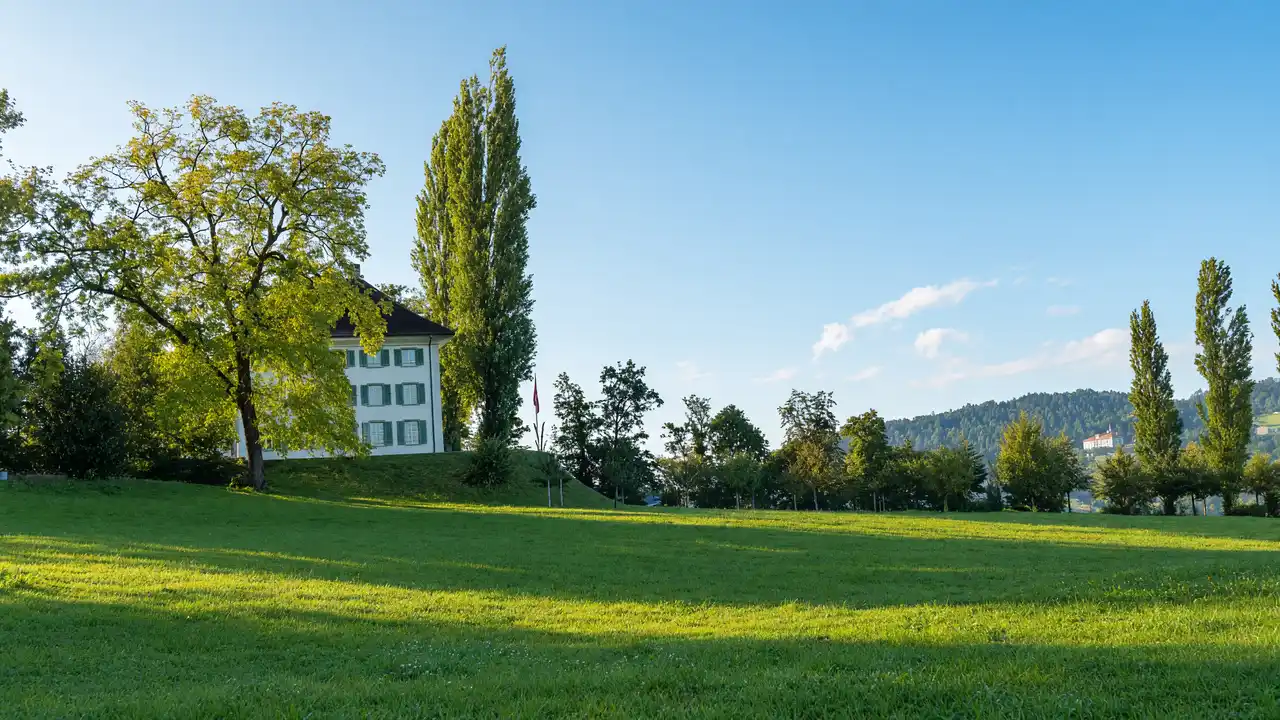 KI-Illustration: Richard Wagner Museum mit Wiese in Tribschen